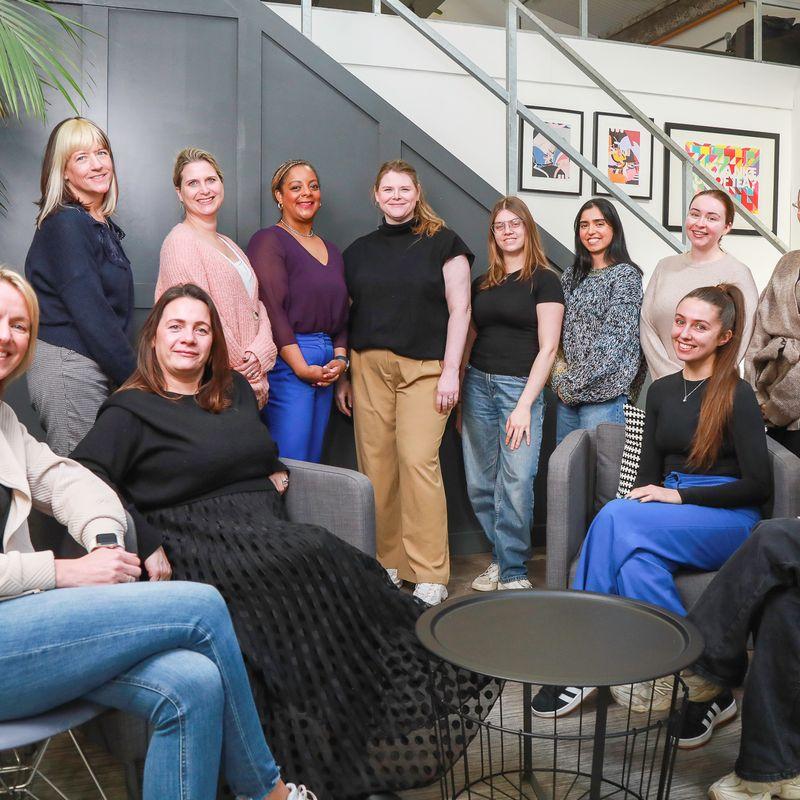 Female employees at Agent